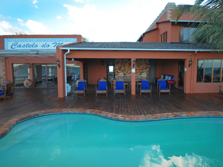 Pool and sunbeds around the deck at Castelo do Mar Hotel in Mozambique
