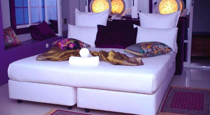 Double bed and interior of Villa das Arabias Boutique Hotel