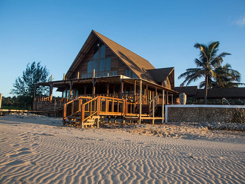 Wooden lodge with short walkway right on to the beach at Sentidos Beach Retreat