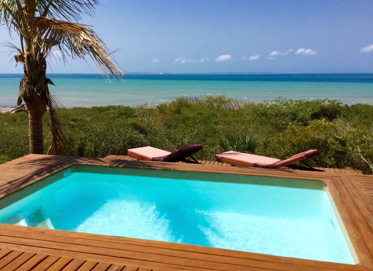 the outdoor swimming pool overlooking the ocean from AsDunas lodge in Mozambique